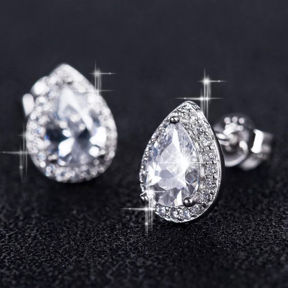 Jewelry - ✨Sparkling White Sapphire Studs✨